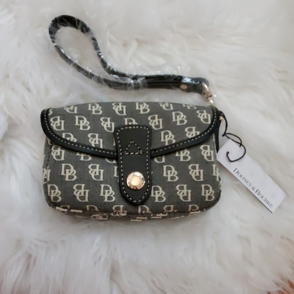 Dooney & Bourke Handbags - Dooney & Bourke clutch